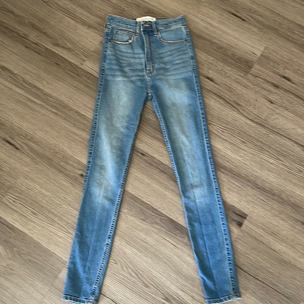 Abercrombie jeans size 26/2R in medium blue. Ultra high rise skinny style